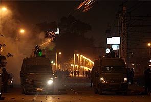 At palace, Egypt protesters, police clash