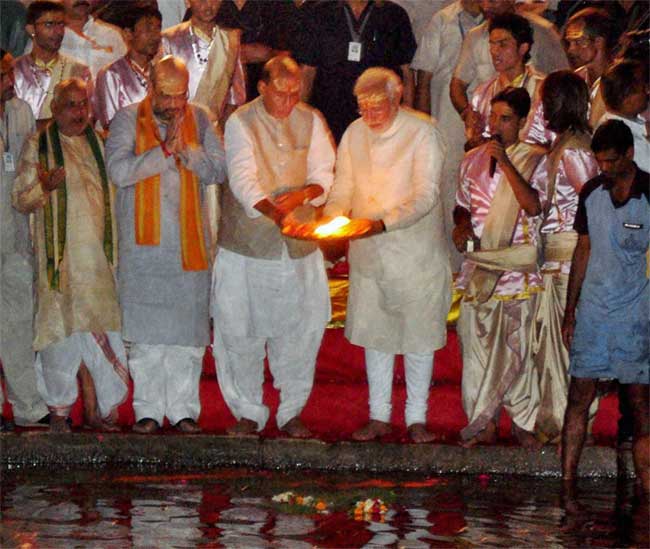 narendra-modi-ganga-aarti-varanasi-PTI-650.jpg