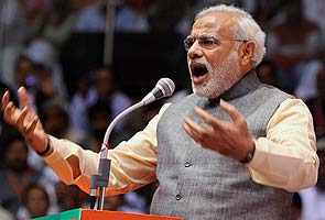 Narendra Modi targets Gandhis, calls PM 'night watchman' | NDTV.