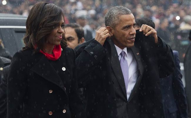 Barack Obamas Thumbs Up for Daredevil Stunt Riders at Republic.