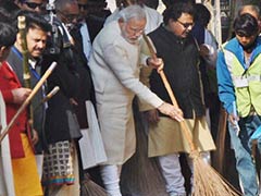 Modi_cleans_Varanasi_PTI_240.jpg