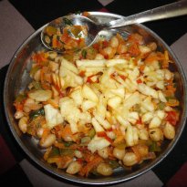Fresh Ground Nut Chaat With Crushed Apple