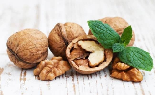 Walnuts and soybean in place of dietary carbohydrate can lowers blood sugar level.
