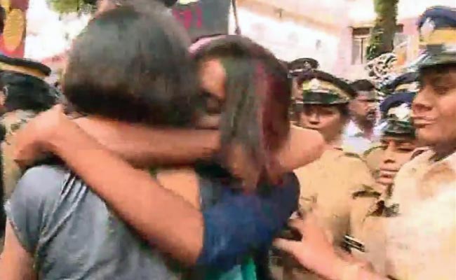 http://www.ndtv.com/news/images/story_page/kochi-kiss-of-love-650.jpg